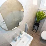 Apartment Coastal Urban Nest *