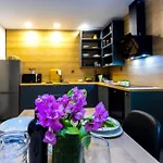 Apartment Coastal Urban Nest *