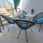Apartment Coastal Urban Nest *