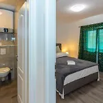 Apartment Coastal Urban Nest *