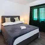 Apartment Coastal Urban Nest Makarska