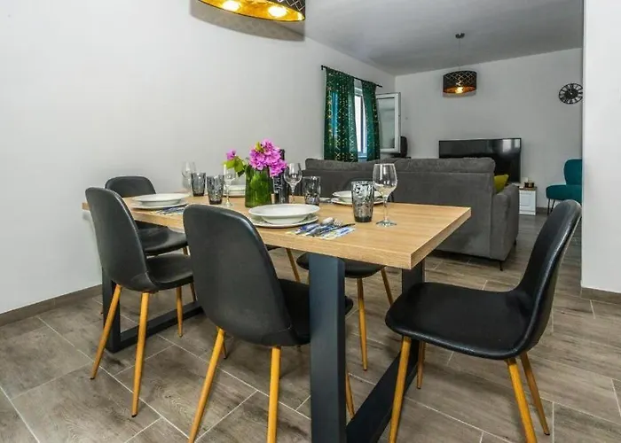 Coastal Urban Nest *