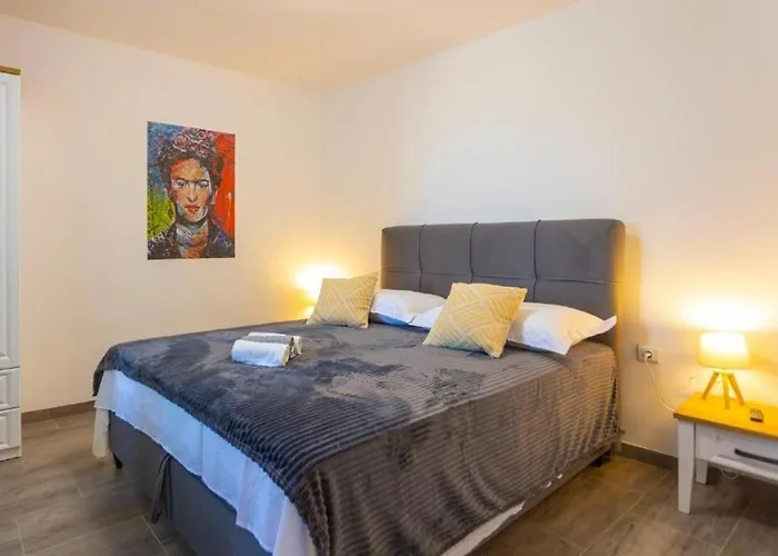 Coastal Urban Nest Apartman *